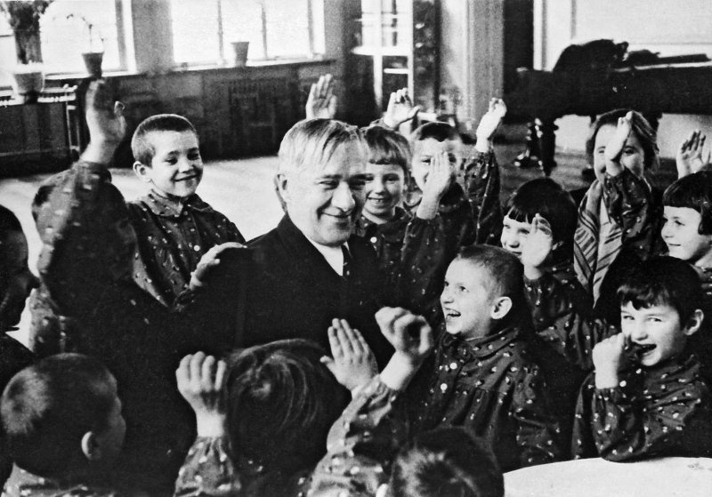 Писатель Корней Иванович Чуковский в детском саду завода «Манометр», 1938 год, г. Москва. Видеовыставка «Как Корней Чуковский в костер шишки бросал» с этой фотографией.&nbsp;