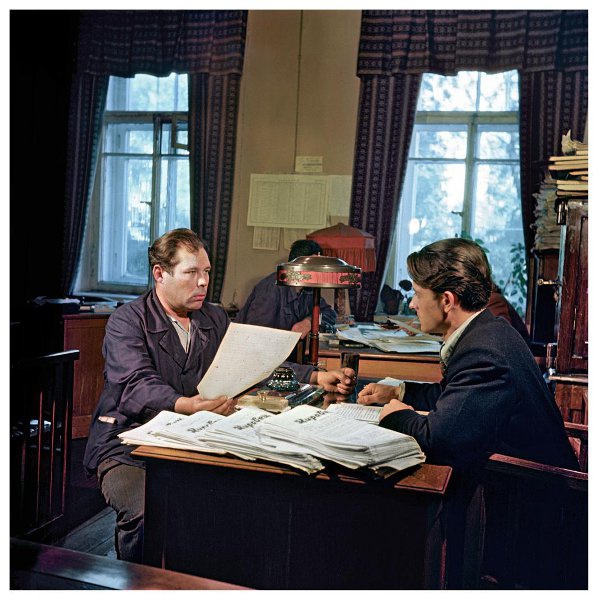 Мастер холодно-штамповочного цеха И. П. Петров беседует с сотрудником редакции «Огонька» В. М. Карнущенко. Кировский завод, 1961 год, г. Ленинград. Из архива журнала «Огонек».