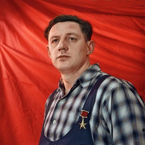 Бригадир вальцовщиков Верх-Исетского металлургического завода Н. С. Черных, 1960 год, Свердловская обл.. Из архива журнала «Огонек».Выставка «Клетка на все времена» с этой фотографией.