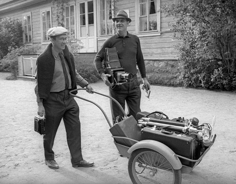 Фотокорреспонденты Евгений Кассин и Владимир Савостьянов, июнь 1968, Псковская обл., Пушкиногорский р-н, с. Михайловское. Выставка «СССР в 1968 году» с этой фотографией.