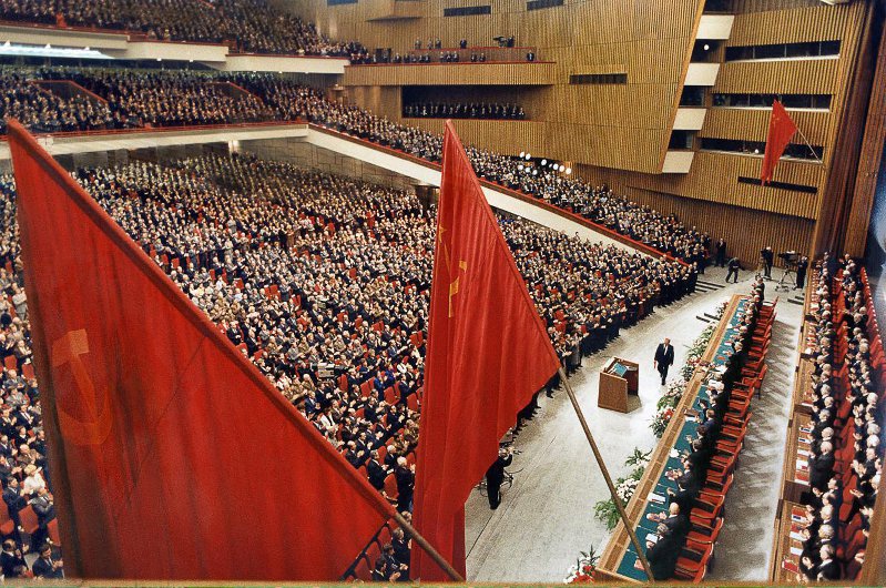 На XXVII съезде КПСС, 25 февраля 1986 - 6 марта 1986, г. Москва. Выставка «Яркие восьмидесятые: СССР на пороге перемен», видео «Кремлевский дворец съездов» с этим снимком. 