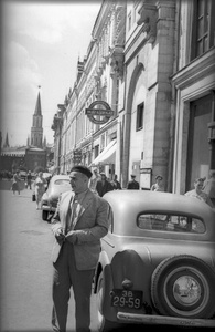 Георгий Липскеров у здания Фотохроники ТАСС на улице 25 Октября, 1952 - 1954, г. Москва. Видео «Я живу в ГУМе» с этой фотографией.