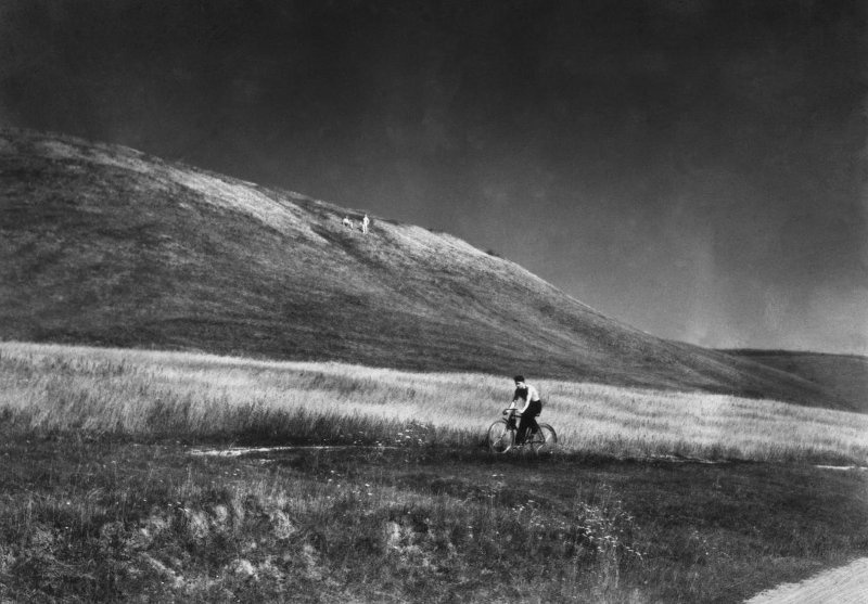 Без названия, 1930-е. Выставка «На "педальном коне"»&nbsp;и видео «Я буду долго гнать велосипед» с этой фотографией. 