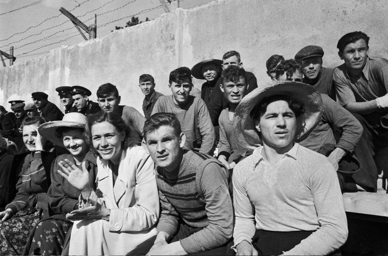 Сухумские болельщики, 1953 год, Грузинская ССР, Абхазская АССР, г. Сухуми. Выставка «Будни 1953 года» с этой фотографией.
