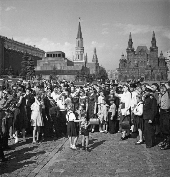 Экскурсанты на Красной площади, 1951 год, г. Москва. Выставка «Из наследия Семена Фридлянда» с этой фотографией.