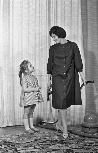 Ленинградский дом моделей. Одежда выходного дня, 1962 год, г. Ленинград. Из архива журнала «Огонек».