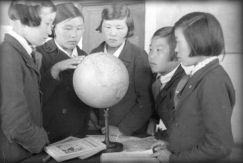 Урок географии, 1938 год, Бурят-Монгольская АССР. Выставка «Страна Ая-Ганга» с этой фотографией.