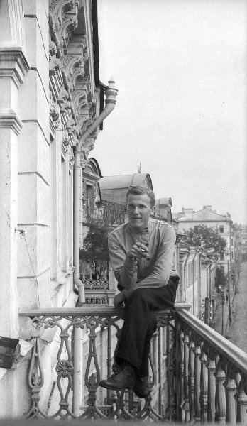 На балконе дома на Чистопрудном бульваре, 1910-е, г. Москва. Выставка «Чистые пруды» с этой фотографией.&nbsp;