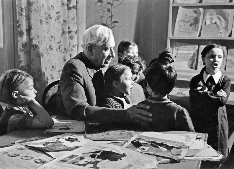 Писатель Корней Иванович Чуковский с детьми, 1959 год, г. Москва. Видеовыставка «Как Корней Чуковский в костер шишки бросал» с этой фотографией.&nbsp;