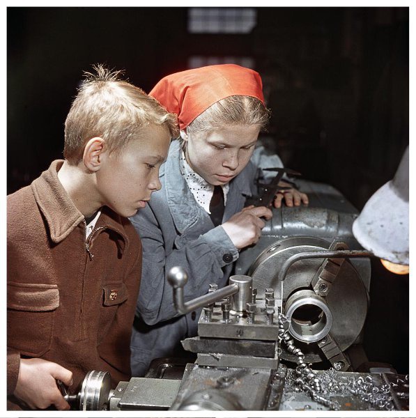 Производственное обучение, 1958 год, Московская обл., пос. Капотня. Из архива журнала «Огонек».Выставка «Яркое детство» с этой фотографией.