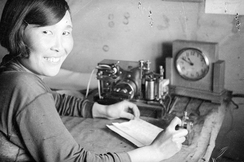 У телеграфного аппарата, 1938 год, Бурят-Монгольская АССР. Выставка «Страна Ая-Ганга» с этой фотографией.