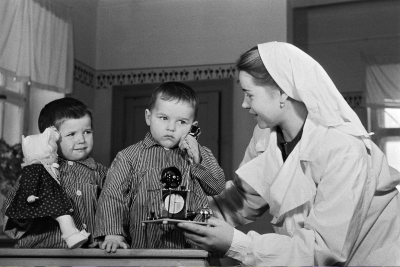 Телефонный разговор между детьми в детском саду, 1954 год. Выставка «У меня зазвонил телефон...» с этой фотографией.