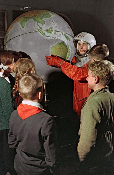 В зале «Космос» Государственного политехнического музея в Москве, 1963 год, г. Москва. Из архива журнала «Огонек».Выставка «Мама, я космонавт!» с этой фотографией.