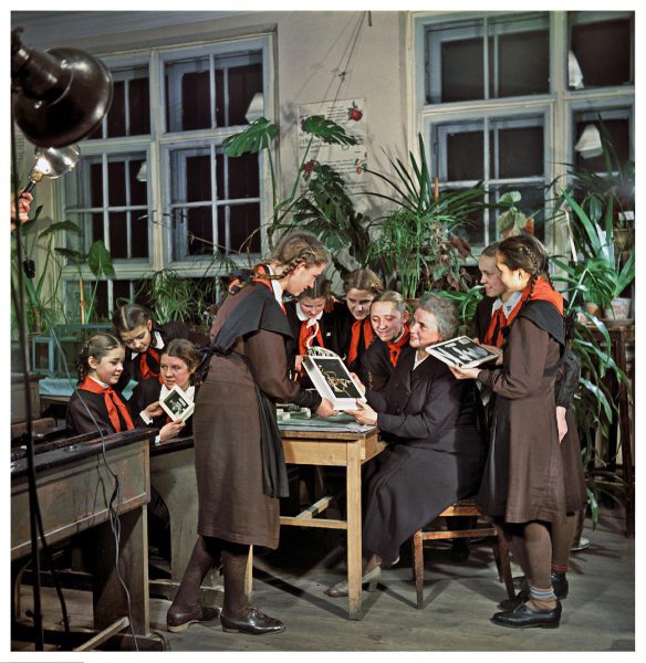 Ученицы приносят изготовленные ими наглядные пособия для кабинета биологии, 1953 год, г. Москва. Из архива журнала «Огонек».