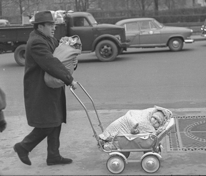 «Плевать мне на Мальтуса!», 1965 год, г. Москва. Борис Эммануилович Зальцман.Выставка «Без погон, но в шляпе» с этой фотографией.