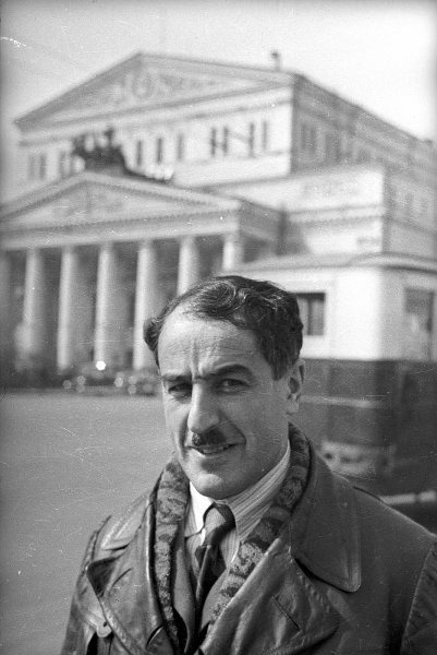 Фото "Георгий Липскеров у входа в Большой театр", 1930-е, г. Москва ...