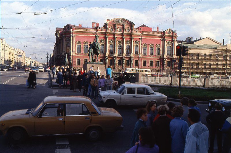 Вид на Невский проспект, фасад дворца Белосельских-Белозерских, 1993 год, г. Санкт-Петербург. Выставка «Петербургские дворцы» с этой фотографией.