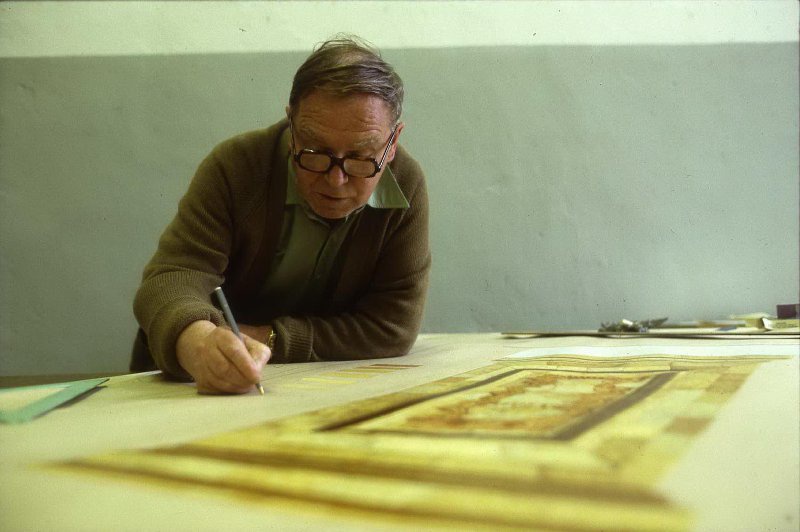 Главный архитектор Александр Кедринский, 1984 год, Ленинградская обл., г. Пушкин. Государственный музей-заповедник «Царское Село».На столе – эскиз панно Янтарной комнаты.