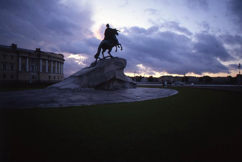 Памятник Петру I на площади Декабристов, 1995 год, г. Санкт-Петербург. Ныне Сенатская площадь.