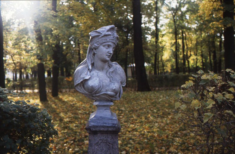 Скульптура Летнего сада, 1993 год, г. Санкт-Петербург. Выставка «Настроение – Петербург» с этой фотографией.