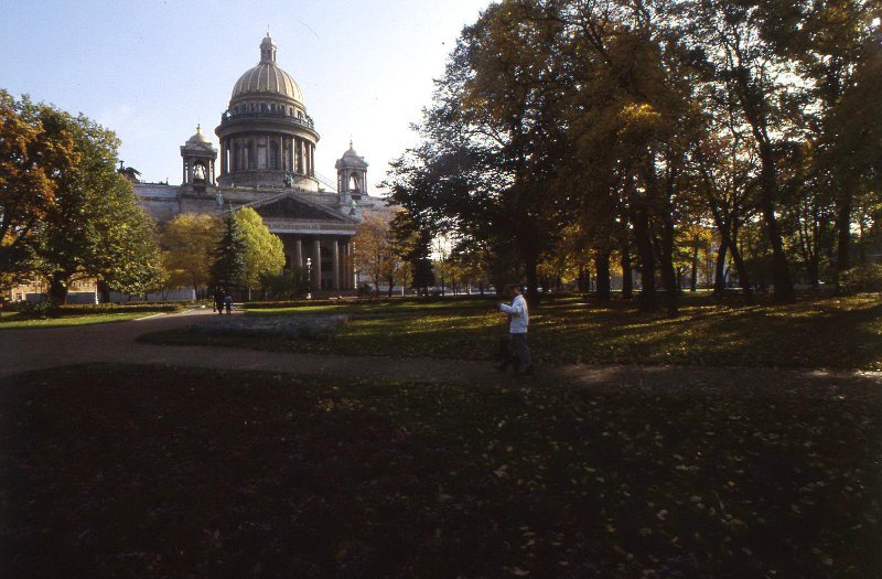 Вид на Исаакиевский собор из Адмиралтейского сада, 1995 год, г. Санкт-Петербург. Сооружение здания и работы по его оформлению продолжались с 1818 по 1858 год. Архитектор - Огюст Монферран.&nbsp;С 1997 года - Александровский сад.