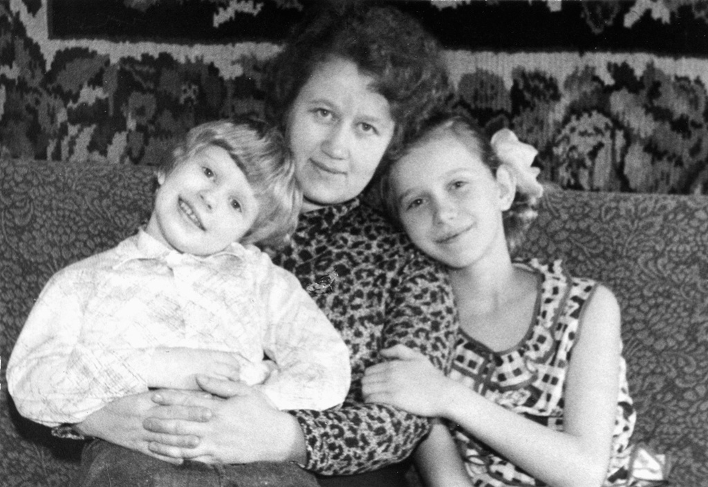 Семейный портрет, 1981 год, г. Казань. Мама Галина Васильевна Пузевич (урожденная Яротская) со своими детьми&nbsp;– Сергеем Валерьевичем и Татьяной Валерьевной.