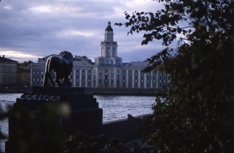 Вид на Кунсткамеру с Дворцовой пристани, 1993 год, г. Санкт-Петербург. Выставка «Настроение – Петербург» с этой фотографией.