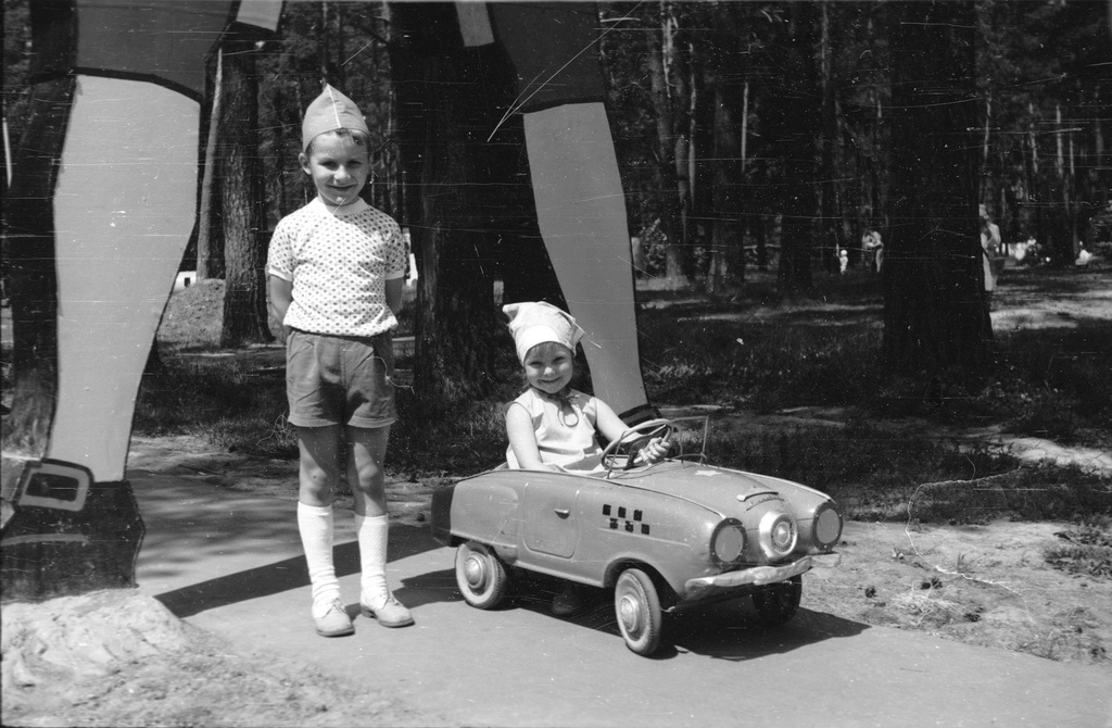 Дети фотографируются в парке, 1 июня 1970 - 30 августа 1971, Московская обл., г. Красногорск. Выставка «10 лучших: дети за рулем» с этой фотографией.