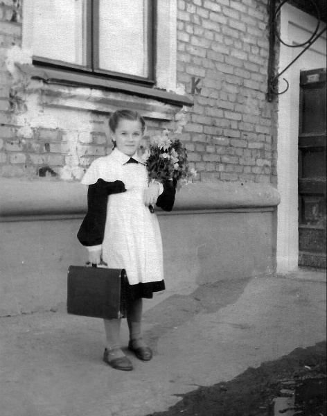 Первоклассница, 1 сентября 1957. Выставка «Без фильтров. Любительская фотография Оттепели и 60-х» с этой фотографией.