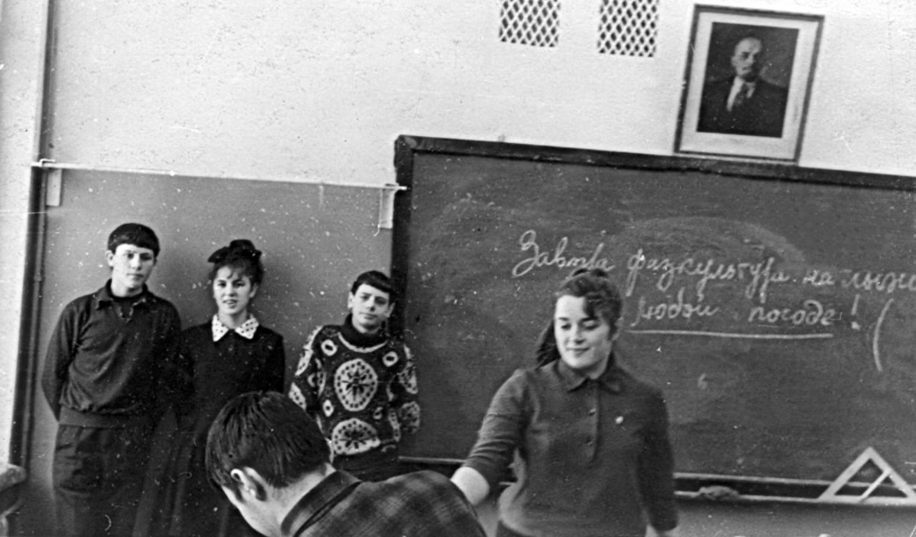 В школе, 1964 - 1968. Выставка «Без фильтров. Любительская фотография Оттепели и 60-х» с этой фотографией.