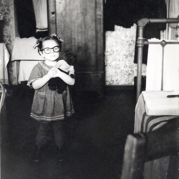 В комнате, 1953 - 1958. Выставка «Дети и их медведи» с этой фотографией.&nbsp;