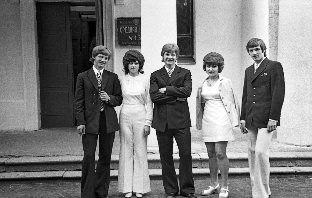 Фото выпускников, 1 июня 1974 - 7 июля 1974, г. Москва. Выпускники 1974 года перед входом в школу №453.Выставка «Без фильтров–2. Любительская фотография 70-х» с этой фотографией.