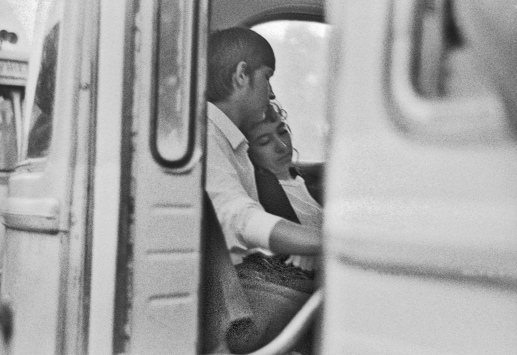Утро выпускного, 1 июня 1974 - 6 июля 1974, г. Москва. Выпускники 1974 года школы №453 спят в автобусе перед возвращением домой.&nbsp;