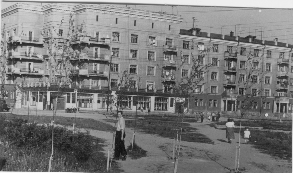 Вид на дом № 10 по улице Пионерская, 15 - 22 июня 1956, Московская обл., г. Красногорск. Выставка «Красногорск» с этой фотографией.