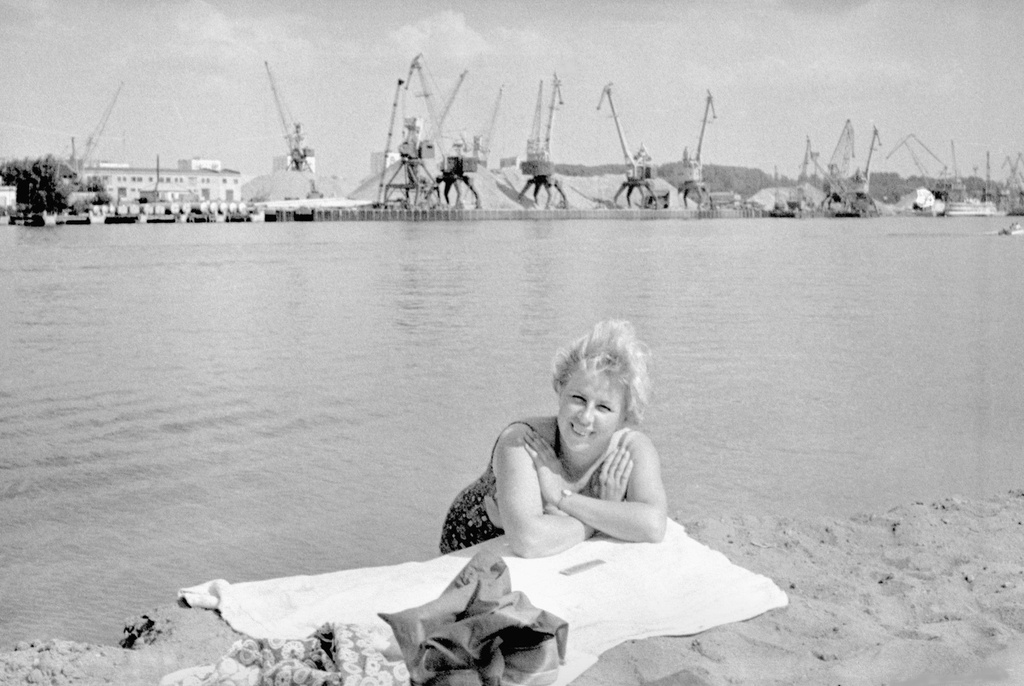 Фото "Тамара Андреевна Карлова на берегу канала им. Москвы", 1 июля ...