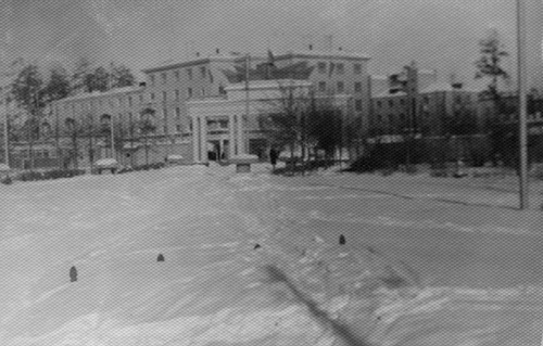 Вид на дом № 16 по улице Пионерской и входную группу заводского парка, 1 января 1950 - 31 марта 1956, г. Красногорск