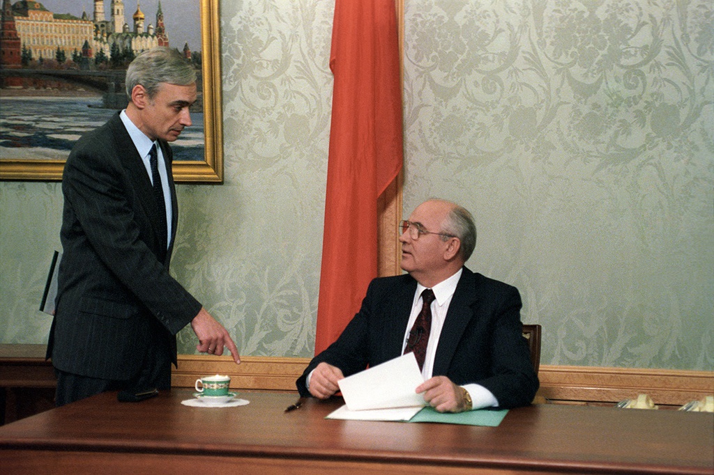Горбачев, 1991 год, г. Москва. Выставка «Конфронтация сменилась переговорами» с этой фотографией.
