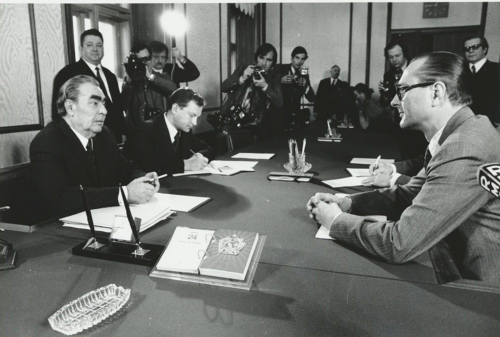 Леонид Брежнев и Жак Ширак, 1976 год, г. Москва. Выставка «Календари» с этой фотографией.