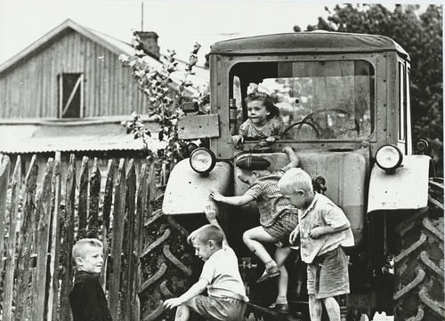 Дети у трактора, 1960 - 1965