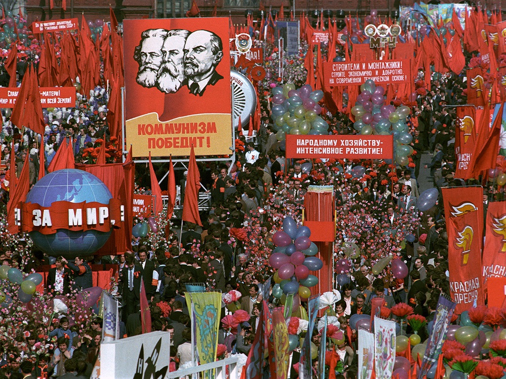 Первомай, 1 мая 1982, г. Москва. Выставки&nbsp;«Яркие восьмидесятые: СССР на пороге перемен»&nbsp;и «Первомайские транспаранты» с этой фотографией.&nbsp;