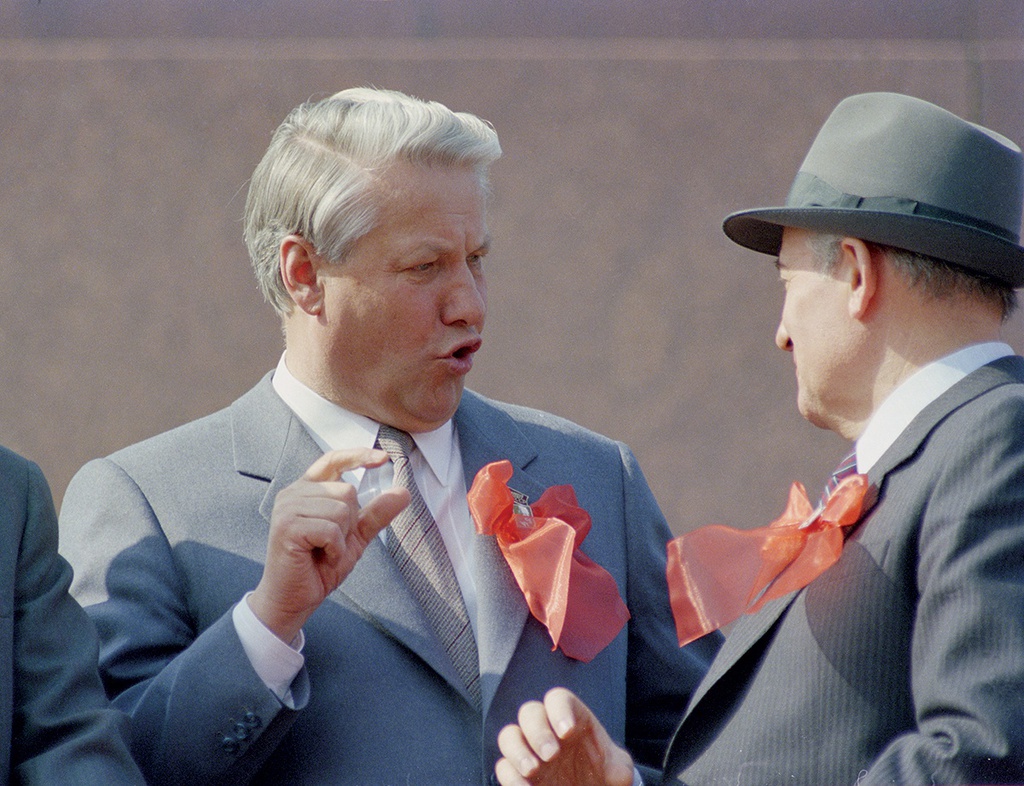 Ельцин и Горбачев, 1988 год, г. Москва. Выставка «Конфронтация сменилась переговорами» с этой фотографией.