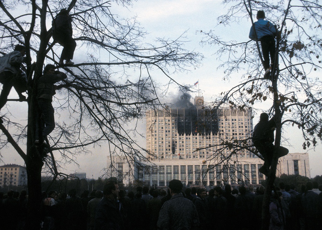 У Белого дома, 4 октября 1993, г. Москва. Выставка «Москва 1990-х» с этим снимком.&nbsp;
