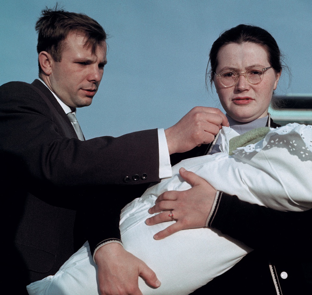 Юрий Гагарин с супругой Валентиной и дочкой Галиной, 1 мая 1961, г. Москва. Выставка «В кругу семьи: от Ульянова до Ельцина» с этой фотографией.