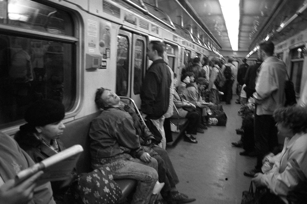 В метро, 1980 - 1999. Выставка «Когда мы ездили без масок» с этой фотографией.&nbsp;