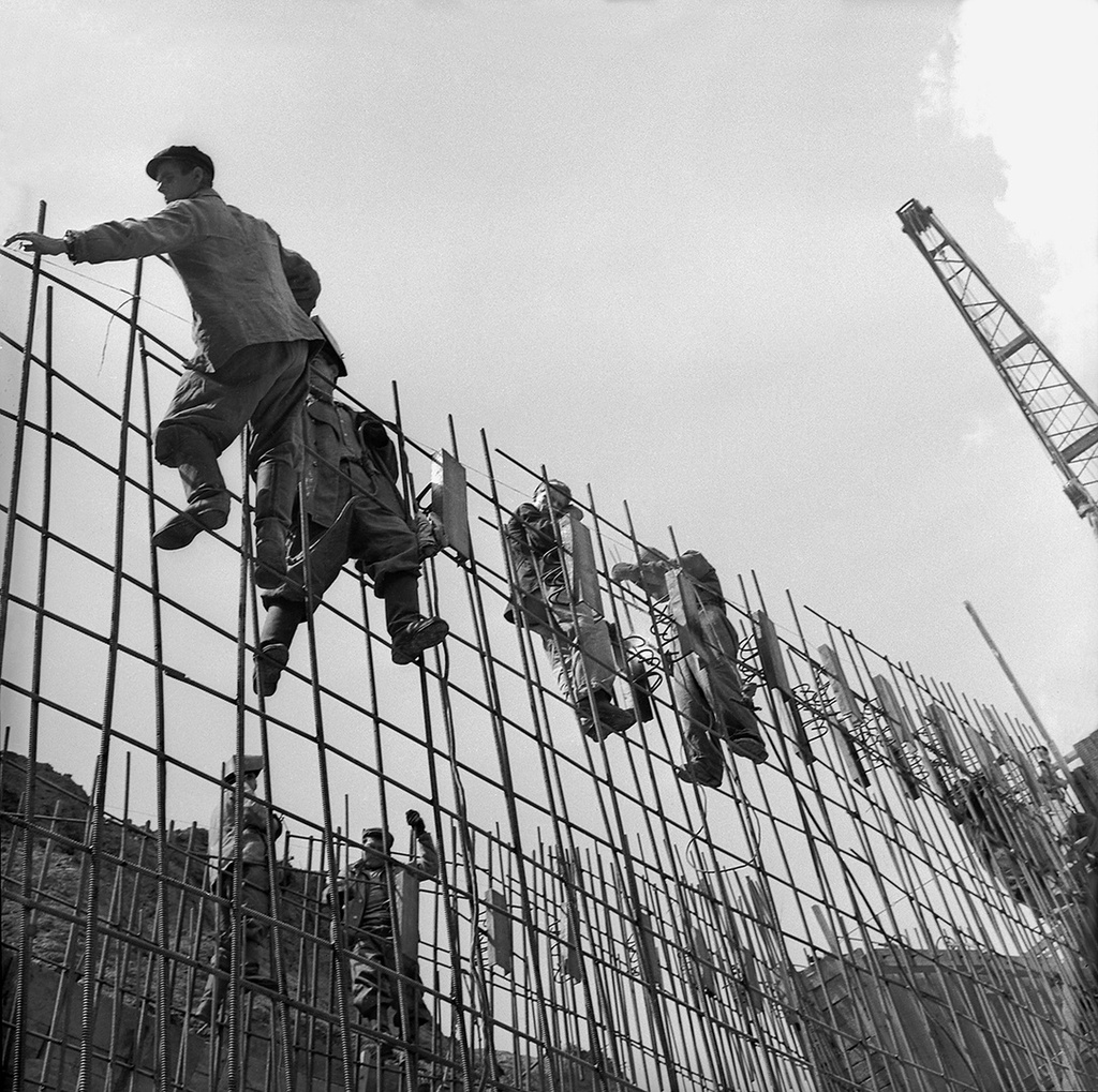 Строительство, 1966 год. Выставка «Ни дня без стройки!» с этой фотографией.