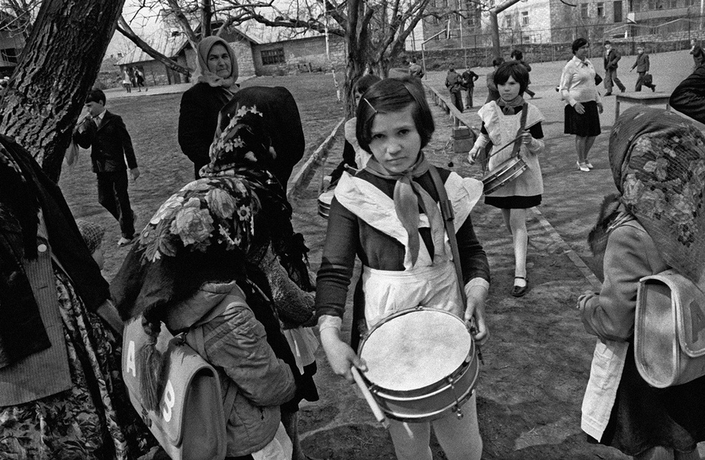 Из серии «Цыгане», 1982 год. Выставка «Пионеры-барабанщики» с этой фотографией.