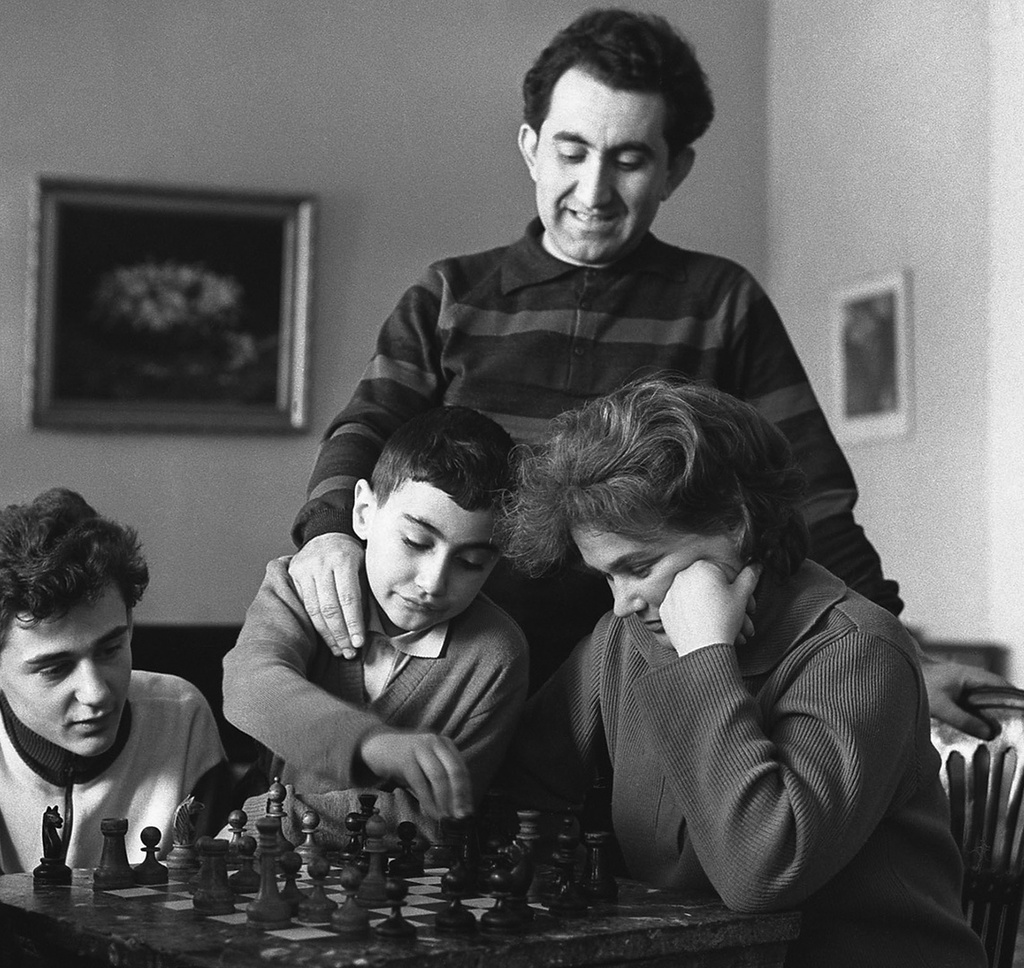 Семейный турнир, 1967 год, г. Москва. Чемпион мира по шахматам в 1963–1969 годах, шахматный теоретик и журналист Тигран Петросян.Выставка «Шахматная страна» с этой фотографией.
