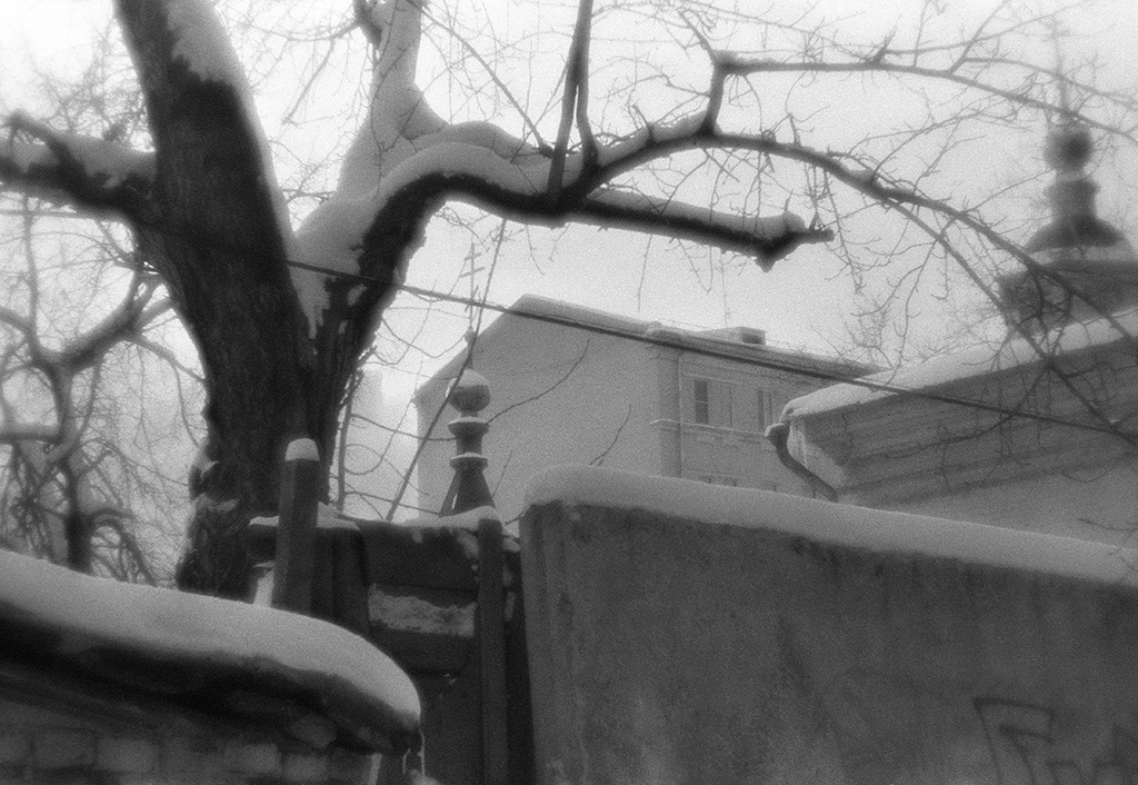 Хитровка, 1985 год, г. Москва. Зима в городе – вообще очень уютное время. Если моноклем, конечно. Дворик на Хитровке – только пьесу «На дне» снимать. Говорят, тут это всё и происходило, куда усатый челкаш Пешков водил мхатовских простецов.