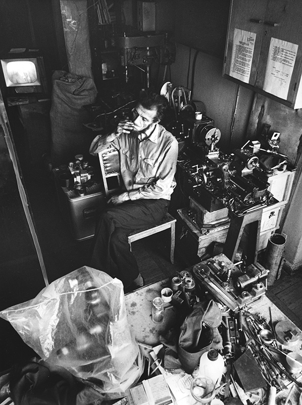 Механик Юлий Иванов, 1970-е, г. Москва. Этот человек умел все – от починки электронного микроскопа до изготовления горнолыжного подъемника. В 80-х умер от гангрены сосудов, не дождавшись очереди на операцию.