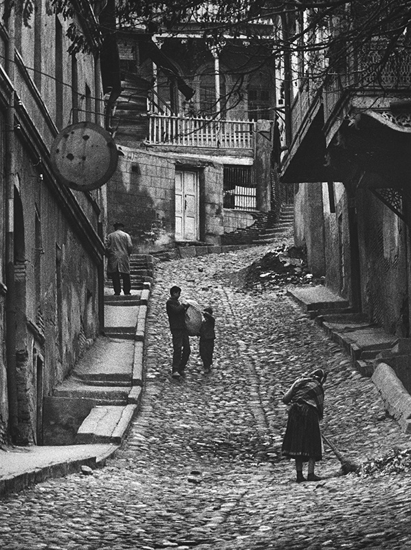 Хозяйка улицы, 1968 год, Грузинская ССР, г. Тбилиси. Ну, этот старый город! Куда ни посмотришь – картина! Только успевай пленку перезаряжать.Выставка «საქართველო ლამაზო» с этой фотографией.&nbsp;